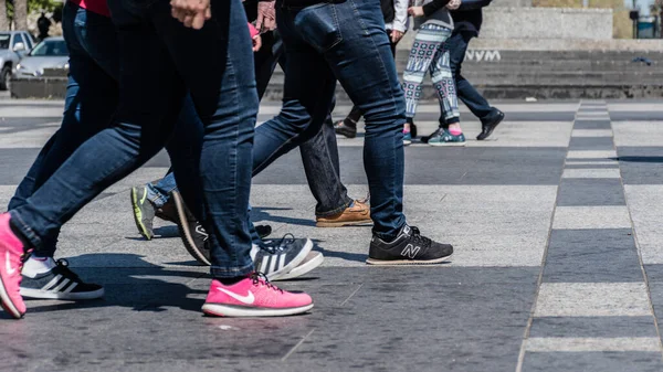 Gente Piernas Zapatos Caminando Calle Cruzada Ocupado Cerca Fondo Ciudad —  Fotos de Stock