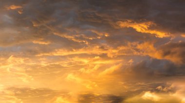 Gün batımında altın güzelliğindeki bulutlar. Parlak turuncu bulutlar ve gökyüzü. İnanç ve özgürlük kavramı