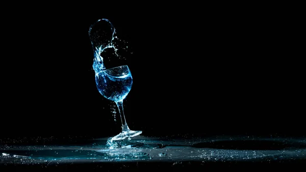 Copa Vino Cristal Lleno Bebida Agua Azul Claro Bebida Refrescante — Foto de Stock