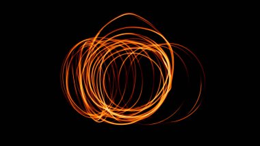 Çelik yün yanan turuncu kıvılcımlar soyut ışık çemberleri siyah zemin üzerinde izole edilmiş ve uzayı kopyalamış.