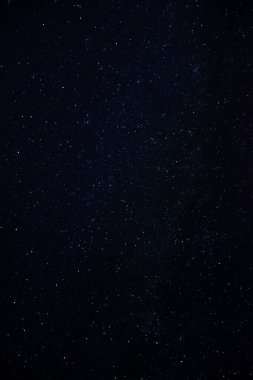 Açık gökyüzünde samanyolu bandı yıldızlı gece manzarası arka planında ve boşluğu kopyala