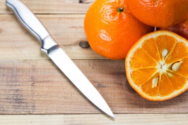 Ahşap kase taze portakal. Ahşap bir arka plan üzerinde.