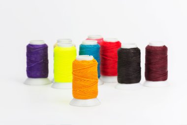 Beyaz arka plan üzerinde izole renkli mumlu kordon