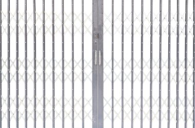 Beyaz arka plan üzerinde izole demir perde kapı