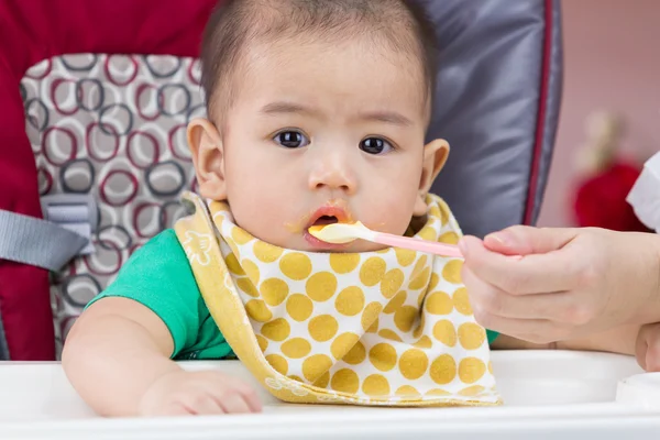 Mãe alimentando seu filho — Fotografia de Stock