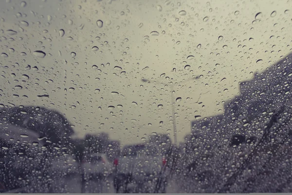 雨落在挡风玻璃车上, 老式效果 — 图库照片