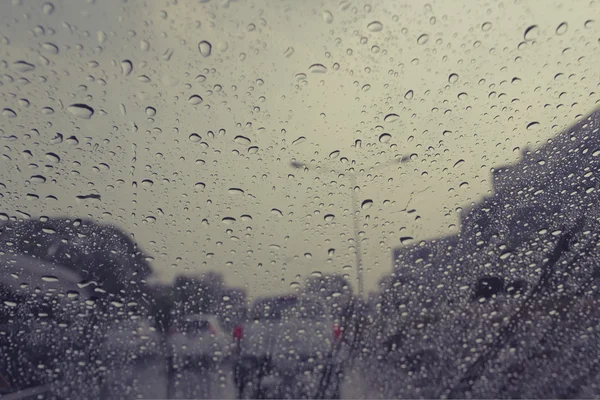 Gotas de lluvia en el coche parabrisas, Efecto Vintage — Foto de Stock