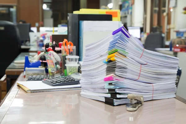Stack di documenti aziendali sulla scrivania dell'ufficio — Foto Stock