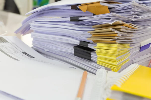 Stack di documenti aziendali sulla scrivania dell'ufficio — Foto Stock