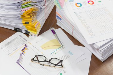 Analiz grafik ve evrak işlerini ofis masaları