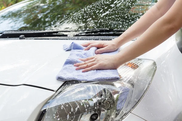 Mulher mãos lavar um carro branco — Fotografia de Stock