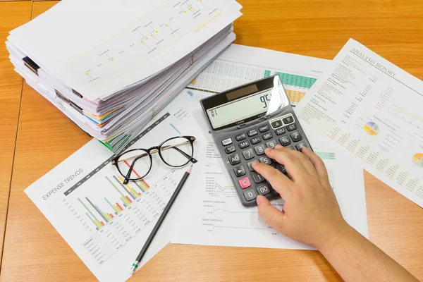 Concepto de negocio de mano usando calculadora — Foto de Stock