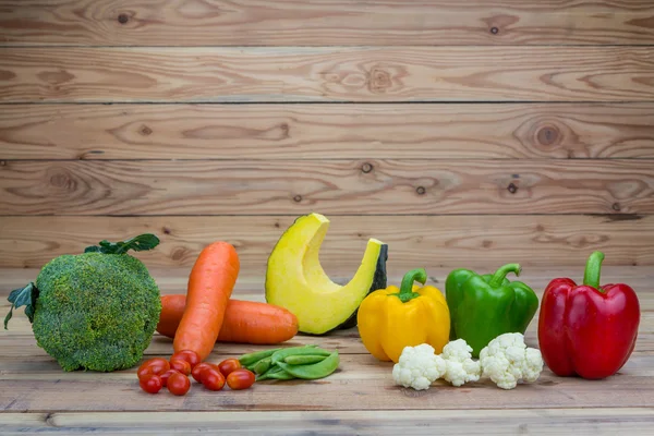 Varietà vegetale su sfondo di legno . — Foto Stock