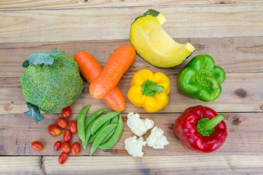 Ahşap arka plan üzerinde çeşitli sebze.
