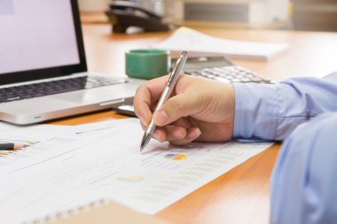 İş adamı evrak ile çalışma