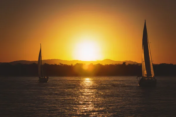 Sailing yacht against sunset — Stock Photo, Image