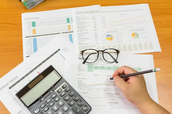 Zakenman die werken met papierwerk — Stockfoto