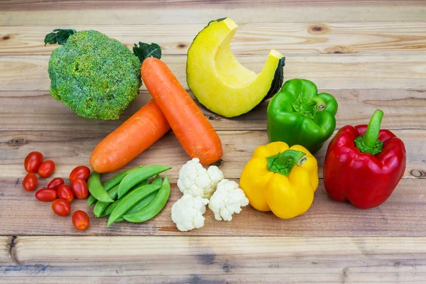 Varietà di verdure fresche su sfondo di legno . — Foto Stock