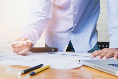 Planları ofisteki çalımakta mimarlar