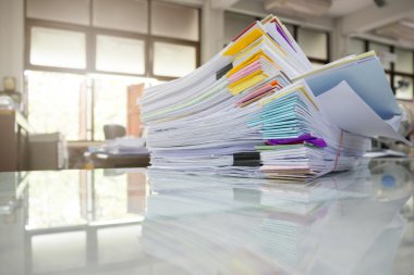 Ofis masasında tamamlanmamış belgeler yığını