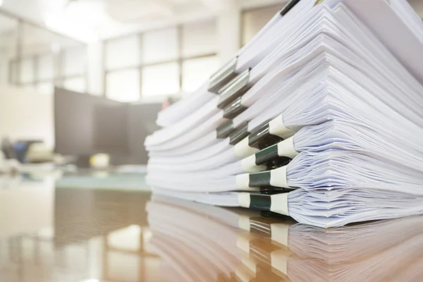Ofis masasında tamamlanmamış belgeler yığını