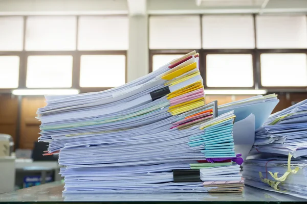 Escritorio de oficina desordenado, montón de papeleo sin terminar —  Fotos de Stock