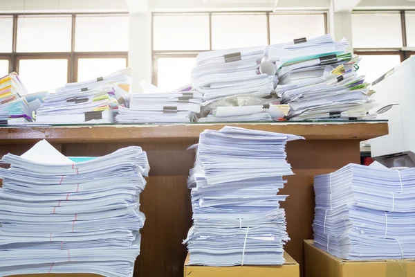 Escritorio de oficina desordenado, montón de papeleo sin terminar — Foto de Stock