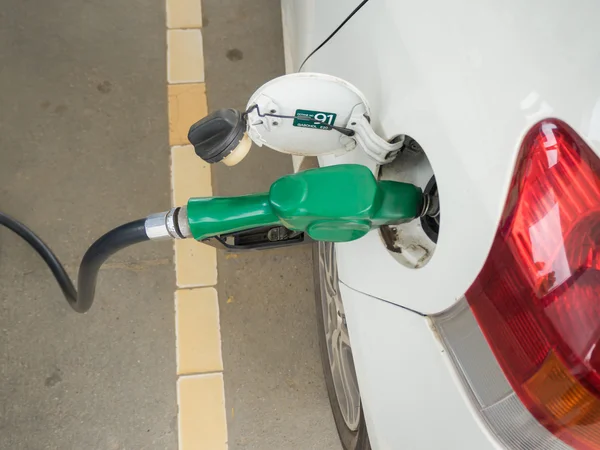 Carro branco sujo reabastecendo em um posto de gasolina . — Fotografia de Stock
