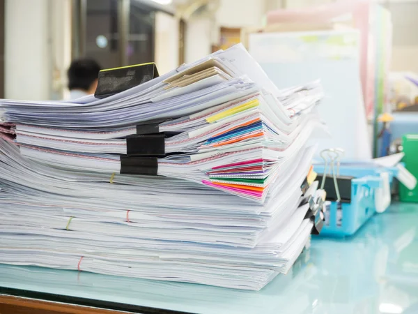 Montón de papeleo sin terminar en el escritorio de la oficina — Foto de Stock