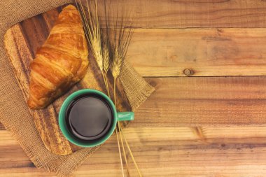 Bir fincan kahve güçlü siyah espresso ve taze kruvasan