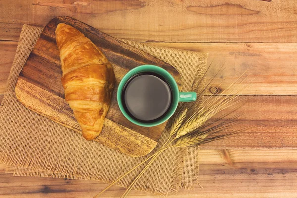 강력한 블랙 에스프레소 커피와 신선한 크로의 컵 — 스톡 사진