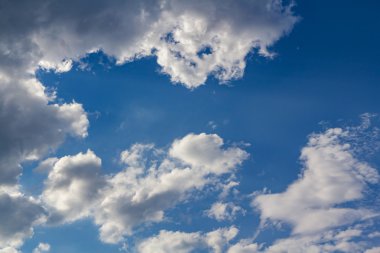 Güzel bulutlar manzara mavi gökyüzü ile