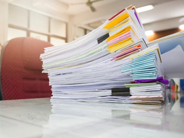 Stapel onafgewerkte documenten op het bureau, stapel zakelijk papier — Stockfoto