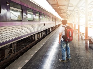 Seyahat tren Tayland Chiang Mai tren istasyonunda bekleyen eşyalarını adamla Asya seyahat.
