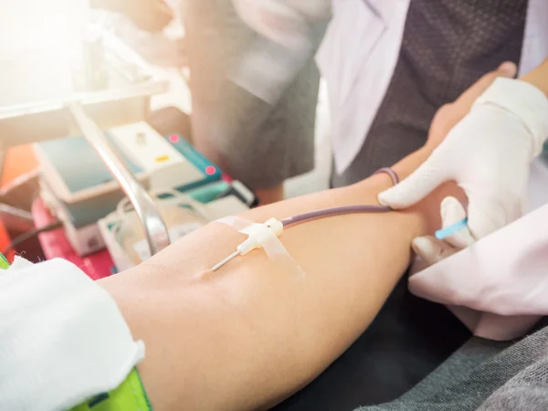 Enfermeira recebendo sangue de doador de sangue no hospital . — Fotografia de Stock