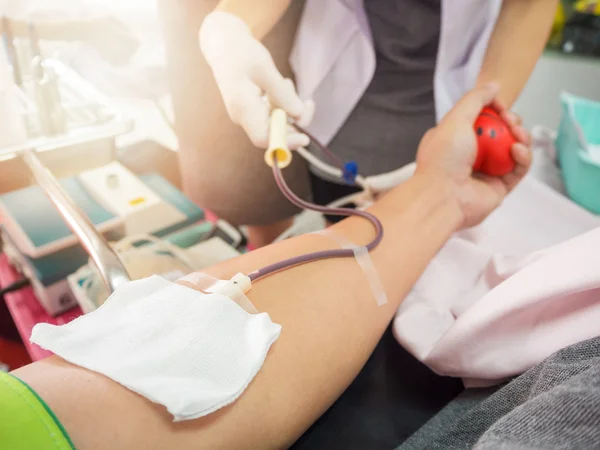 Enfermera recibiendo sangre de donante de sangre en el hospital . — Foto de Stock