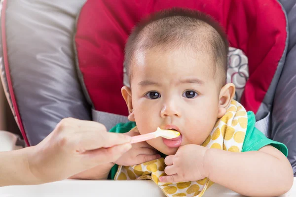 Mutter füttert ihr Kind mit Babynahrung — Stockfoto