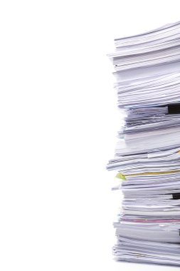 Beyaz arka plan üzerinde izole iş kağıt yığını