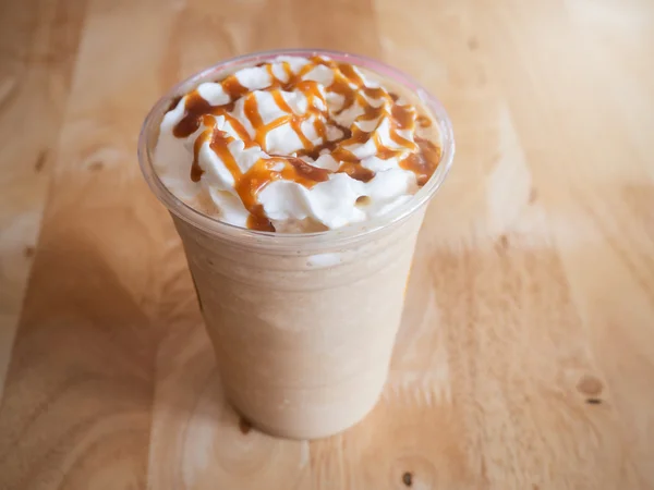 Kremalı bir kafede kahve karamel frappe