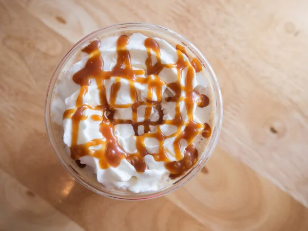 Kremalı bir kafede kahve karamel frappe. Üstten Görünüm