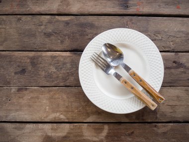 Boş tabak kaşık ve çatal ahşap masa üzerinde. Üstten Görünüm