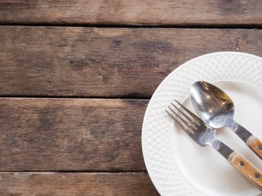 Boş tabak kaşık ve çatal ahşap masa üzerinde. Üstten Görünüm