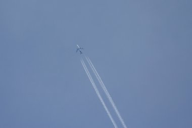 Uçak yoğunlaşma iz mavi gökyüzü