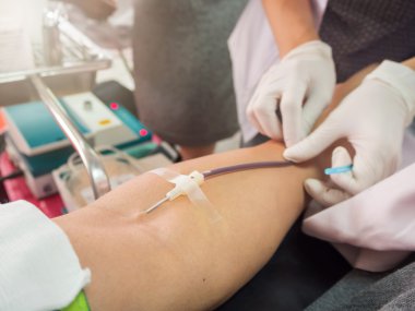 Hemşire hastanede kan donörden kan alma.