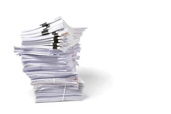 Une pile de papiers d'affaires isolés sur fond blanc. Espace de copie — Photo