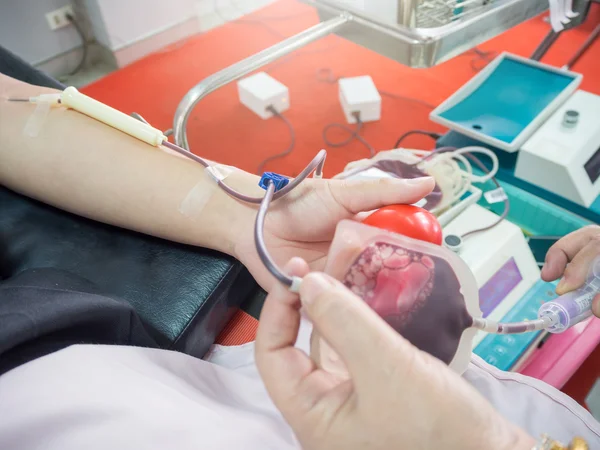 Enfermeira recebendo sangue de doador de sangue no hospital . — Fotografia de Stock