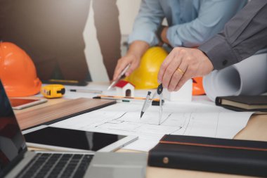 Planlarla çalışan Mühendis ve Mimar, Mühendis Mimarlar ve İç mimari