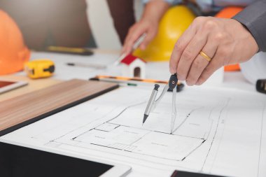 Planlarla çalışan Mühendis ve Mimar, Mühendis Mimarlar ve İç mimari