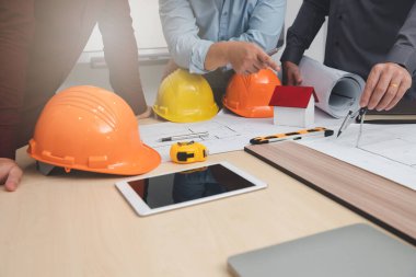 Planlarla çalışan Mühendis ve Mimar, Mühendis Mimarlar ve İç mimari