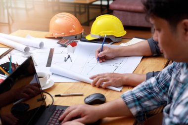 Planlarla çalışan Mühendis ve Mimar, Mühendis Mimarlar ve İç mimari